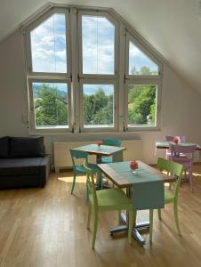 高莱茵河畔布辛根Zimmer Paradiso的客厅配有桌椅和窗户。