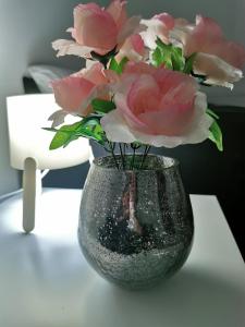 阿然德洛维克Guest House Dana的花瓶里满是粉红色的花朵
