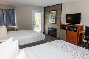鸽子谷双山套房酒店的酒店客房设有两张床和一台平面电视。