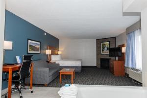 鸽子谷双山套房酒店的酒店客房配有一张床、一张沙发和一张书桌。