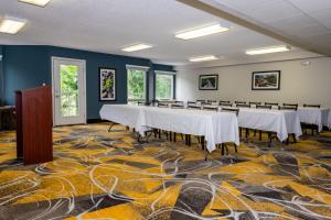 鸽子谷双山套房酒店的一间铺有地毯并配有桌椅的会议室