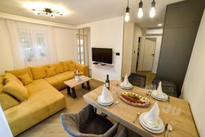 锡尼Luxury Apartment Knezovic的客厅配有黄色的沙发和桌子