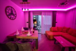 锡尼Luxury Apartment Knezovic的粉红色的客厅配有沙发和桌子