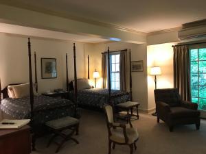旧莱姆老莱姆宾馆的一间卧室配有两张床、一张桌子和一把椅子