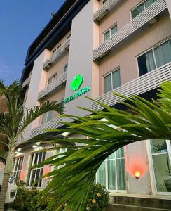 卡雅泽拉斯绿洲酒店的前面有绿色标志的建筑