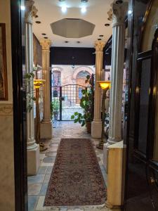 费拉拉德丽特早餐加住宿酒店的建筑的走廊,有柱子和地毯