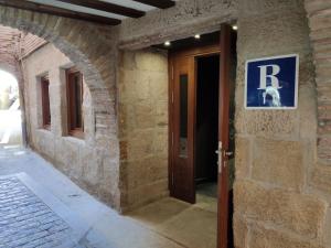 纳瓦雷特Hotel Rey Sancho的门上带有r标志的建筑物入口