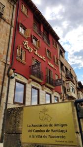 纳瓦雷特Hotel Rey Sancho的前面有标志的红色建筑