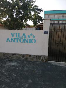 科尔布Vila antonio的建筑前有门的标志
