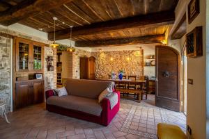 SassoferratoVilla Rustica Le Piagge的客厅配有沙发和桌子