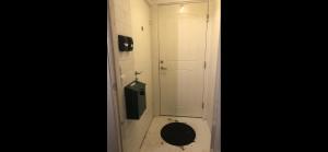 基律纳Apartment with shared bathroom in central Kiruna 2的浴室设有卫生间、门和镜子