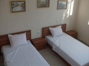 斯维什托夫维赛酒店的卧室内两张并排的床