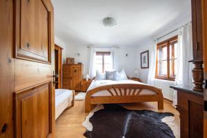 Alpenrelax Haus Weidmannsheil wohnen im romantischen Forsthaus客房内的一张或多张床位