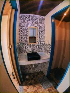 伦索伊斯Viela Hostel的一间带水槽和镜子的浴室