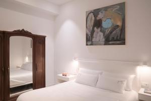吉塔里亚NUEVO Katu Kale Apartamentuak CENTRO HISTORICO的卧室配有白色的床和镜子