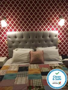 托马尔卡曼加酒店的一张带大床头板的床
