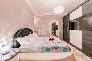 阿马尔菲Bouganville Holiday house Amalfi的一间卧室配有一张带黑色床头板的床