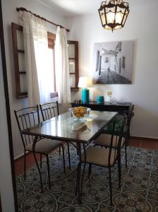 格拉茨莱马Lovely Town House Casa La Senda的一间带桌椅和吊灯的用餐室