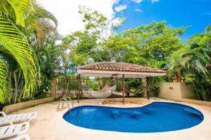 巴希利托Nicely priced well-decorated unit with pool near beach in Brasilito的一个带凉亭和吊床的游泳池