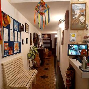 奥林达Hostel e Pousada da 13 Olinda的客厅配有长凳和风筝壁。