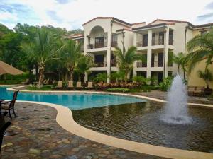 科克Well-decorated 3rd-floor unit with unique designs and mountain view in Coco的相册照片