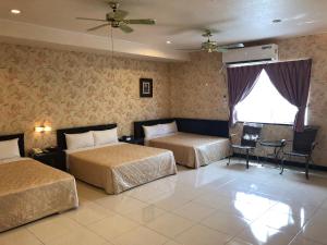 斗六市星辰庭園汽車旅館的酒店客房设有两张床和窗户。