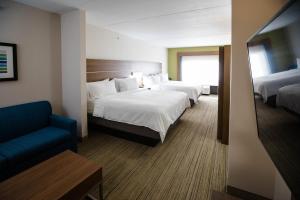 Holiday Inn Express & Suites Knoxville-Farragut, an IHG Hotel客房内的一张或多张床位