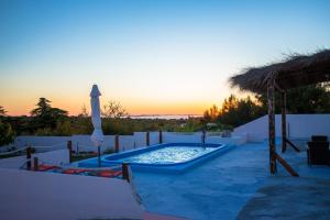 普利莫顿Holiday House El Dorado!!的一座享有日落美景的游泳池