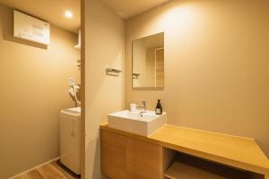 福冈GRAND BASE Fukuoka Tenjin的一间带水槽和镜子的浴室