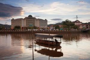 拉瓦斯马来西亚老越塞里酒店的城市前水面上的小船