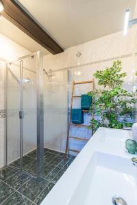 蒙斯金佩蒂特龙旅馆的带淋浴和盥洗盆的浴室