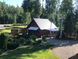 TammisteNõlva Holiday Home的院子中带银屋顶的红色谷仓