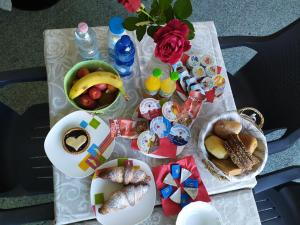 多莫多索拉Bed & Breakfast Tiffany的一张桌子上放着一大堆食物和饮料