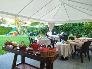多莫多索拉Bed & Breakfast Tiffany的庭院内带桌椅的自助式帐篷