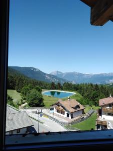 福尔加里亚Hotel B&B Francolini的从带游泳池的房子的窗户欣赏美景