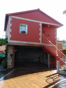 莫斯Eira Vella的一座红色的房子,上面有楼梯