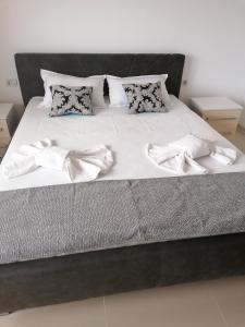科斯蒂内什蒂Azamara的一张配有白色床单和枕头的大床