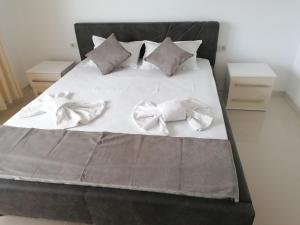 科斯蒂内什蒂Azamara的一张带白色床单和枕头的床
