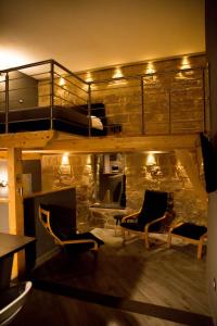 阿尔盖罗"Here" Mini loft Alghero的配有双层床和2把椅子的房间