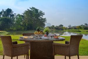 锡吉里亚Water Garden Sigiriya的湖畔的桌子上放着一碗水果