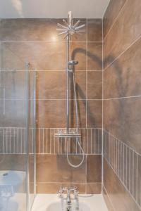 恩尼斯基林Escape Ordinary at Castle Hume的带淋浴和盥洗盆的浴室