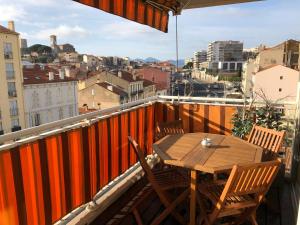 戛纳appartement vue mer的美景阳台配有桌椅