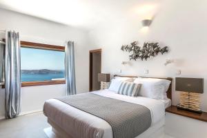 菲罗斯特法尼180° Caldera by Stylish Stays的白色的卧室设有床和窗户