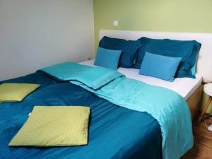 莫斯特拉纳Apartment KAYA的蓝色和白色的床,配有蓝色枕头