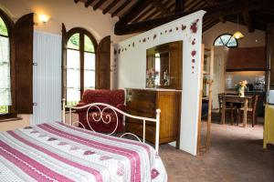 卢卡德尔托西农家乐的一间卧室配有一张床铺和一张桌子,还设有一间厨房