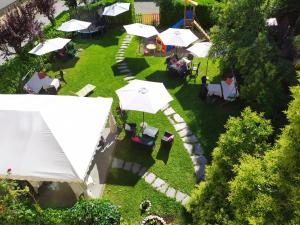 多莫多索拉Bed & Breakfast Tiffany的享有花园的顶部景致,配有桌子和遮阳伞
