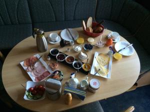 索尔陶Mertens的一张木桌,上面放有盘子和食物