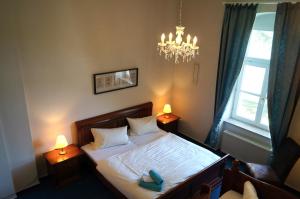 库罗阿尔滕堡Villa Unger的一间卧室配有一张带两盏灯和吊灯的床。