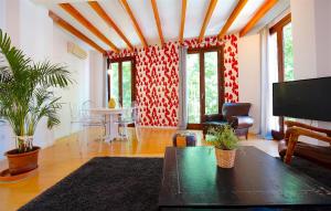 马略卡岛帕尔马Montmari - Turismo de Interior的客厅配有沙发和桌子