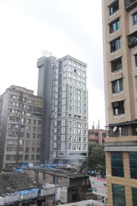 孟买Hotel Cliffton的一座高大的白色建筑,有建筑